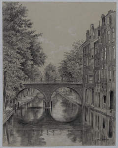 28253 Gezicht op de Oudegracht te Utrecht met de Gaardbrug en rechts de achtergevels van enige huizen aan de Lijnmarkt, ...